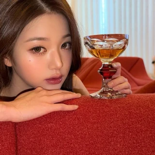 260521-wonyoung-instagram-update-v0-fykaa0dvuf2h1