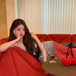 260521-wonyoung-instagram-update-v0-hnz2oycvuf2h1
