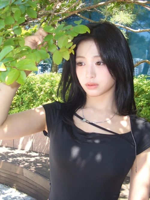 260522-ahyeon-weverse-update-v0-8e78lmzyap2h1.webp