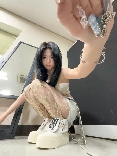 260522-ahyeon-weverse-update-v0-c5zyomzyap2h1.webp