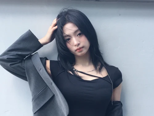 260522-ahyeon-weverse-update-v0-grq3skzyap2h1.webp