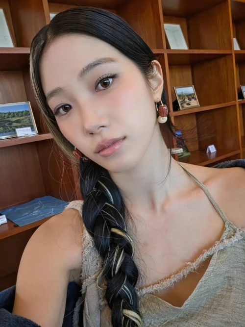 260522-kazuha-instagram-update-v0-3va09ap8pp2h1.webp
