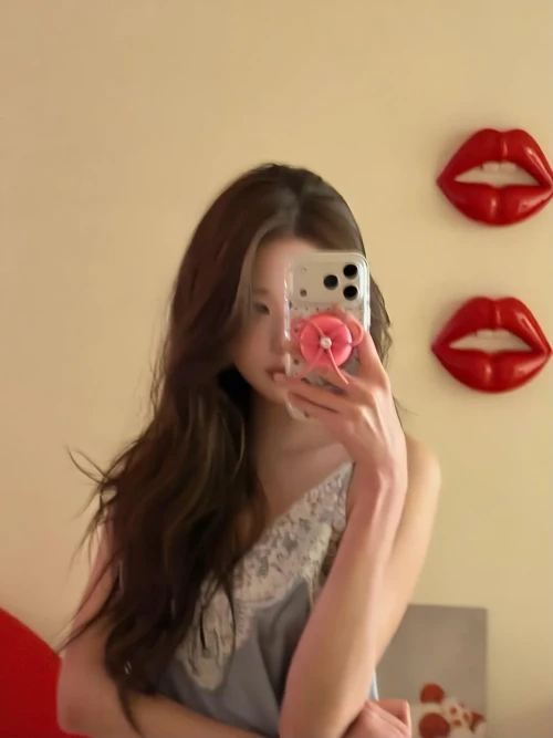 260522-wonyoung-instagram-update-v0-8yls9vfiim2h1.webp