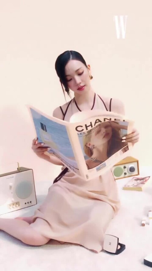 260522 wkorea Instagram Reels Update 2 - Skin that glows with a radiance as if bathed in sunlight! The secret behind Karina’s dewy glow look lies in the Chanel ‘Les Beige's Cushion’
