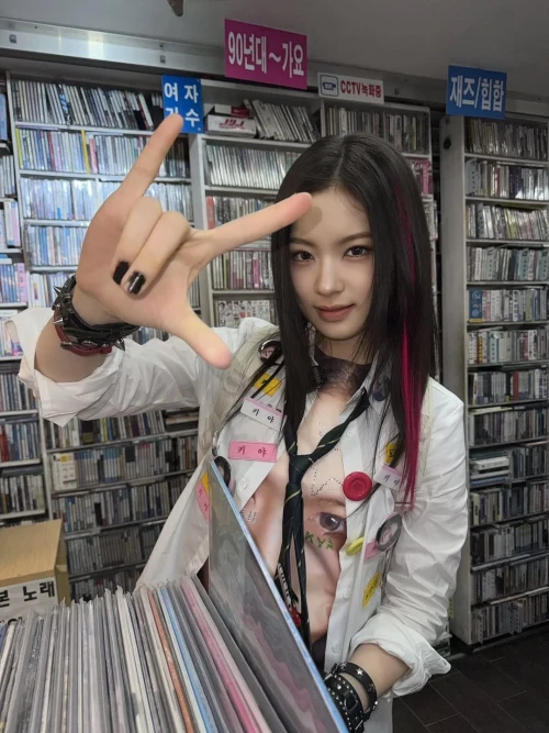 260522-kiiikiii-official-instagram-update-ft-haum-hello-v0-cnay8v3v5u2h1.webp