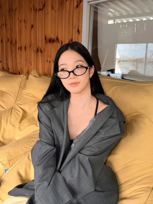 260523-kazuha-instagram-update-v0-30tu79kx9w2h1.webp