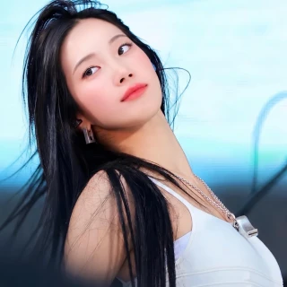 260523-kazuha-yonsei-university-festival-v0-2qwr9p9pf83h1