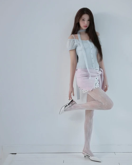 260523-rolarola-instagram-update-with-wonyoung-v0-8b3k78yokt2h1.webp