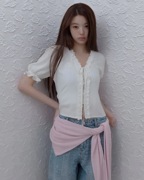 260523-rolarola-instagram-update-with-wonyoung-v0-hb1bd8dpkt2h1.webp