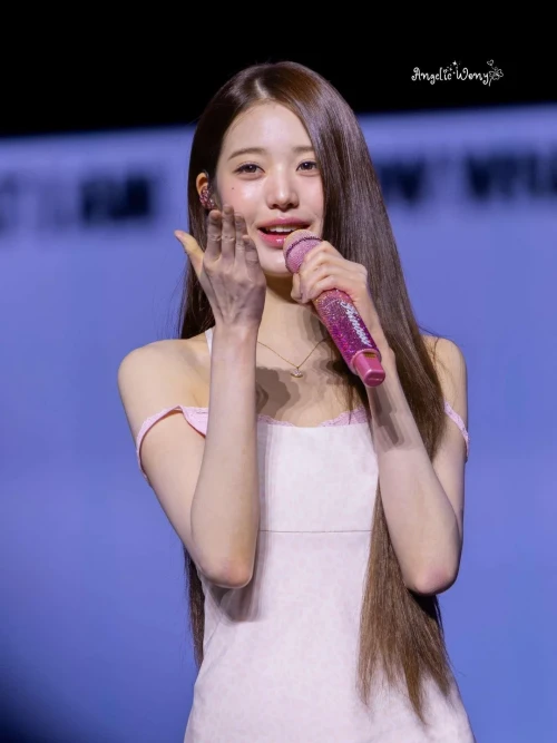 260523-wonyoung-v0-ca6ep61ph93h1.webp