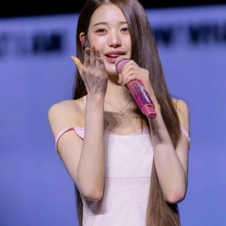260523-wonyoung-v0-ca6ep61ph93h1