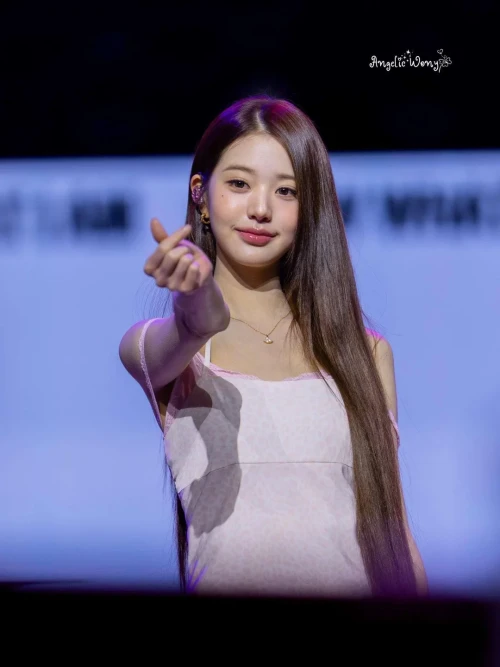 260523-wonyoung-v0-fnjec51ph93h1.webp