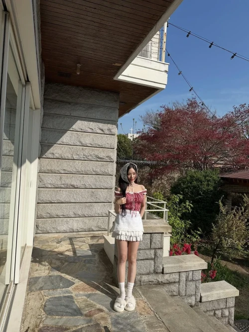 260524-jiwon-instagram-update-v0-r8djf4htz13h1.webp