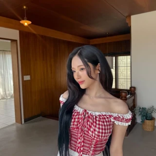 260524-jiwon-instagram-update-v0-uvyez6htz13h1