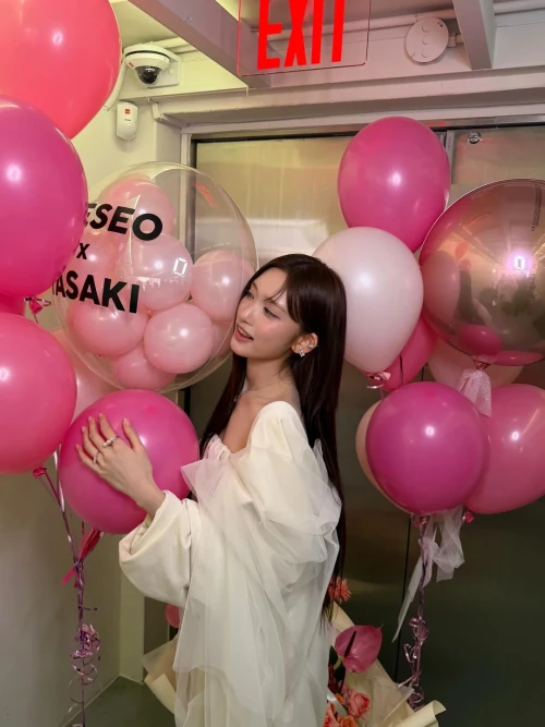 260524-leeseo-instagram-update-v0-d6464esh513h1.webp