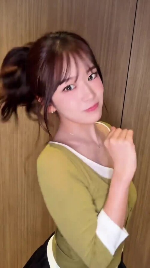260524 IVE Official TikTok Update with Yujin - bouncin