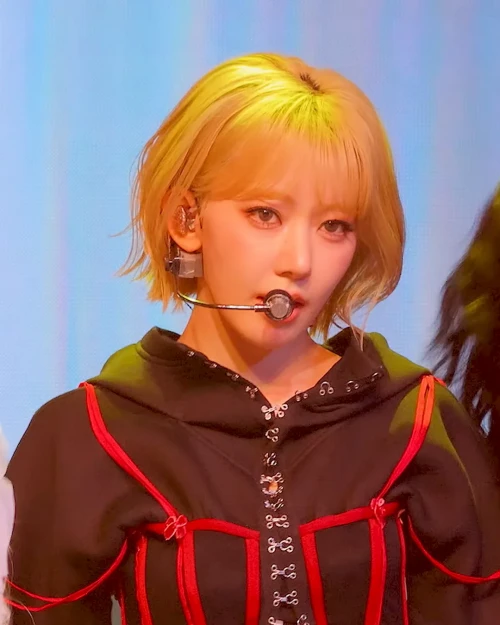 260430-mcountdown-celebration-sakura-fancam-v0-5v84pb3tvb3h1.webp