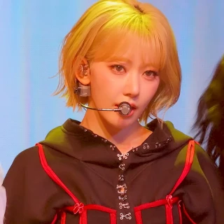 260430-mcountdown-celebration-sakura-fancam-v0-5v84pb3tvb3h1