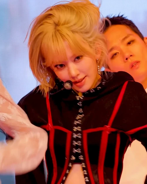 260430-mcountdown-celebration-sakura-fancam-v0-83dsbc4tvb3h1.webp