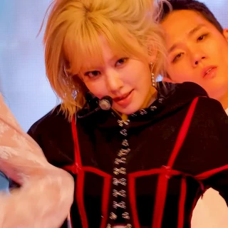 260430-mcountdown-celebration-sakura-fancam-v0-83dsbc4tvb3h1