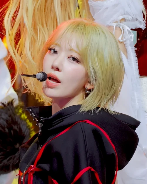 260430-mcountdown-celebration-sakura-fancam-v0-95korn4tvb3h1.webp