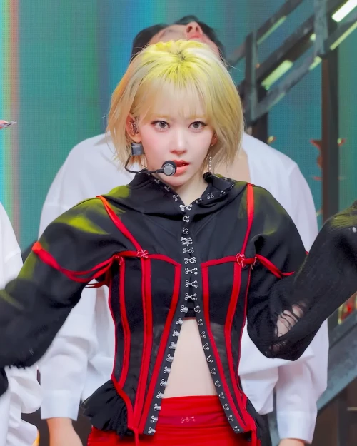 260430-mcountdown-celebration-sakura-fancam-v0-aa442j4tvb3h1.webp