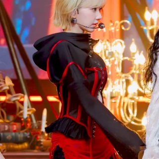260430-mcountdown-celebration-sakura-fancam-v0-dltvll4tvb3h1