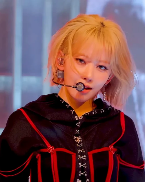 260430-mcountdown-celebration-sakura-fancam-v0-m3ozga4tvb3h1.webp
