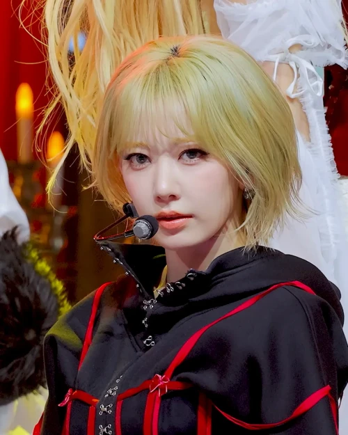 260430-mcountdown-celebration-sakura-fancam-v0-ue7ohv4tvb3h1.webp