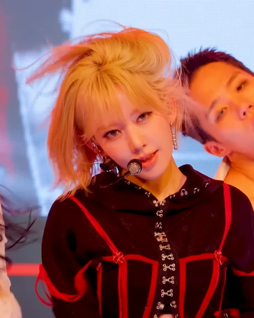 260430-mcountdown-celebration-sakura-fancam-v0-vpi2654tvb3h1.webp