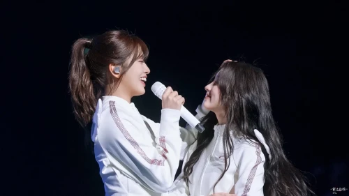 260523-gaeul-and-yujin-fansite-update-v0-2hxu7jasoa3h1.webp