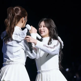 260523-gaeul-and-yujin-fansite-update-v0-g7emziasoa3h1