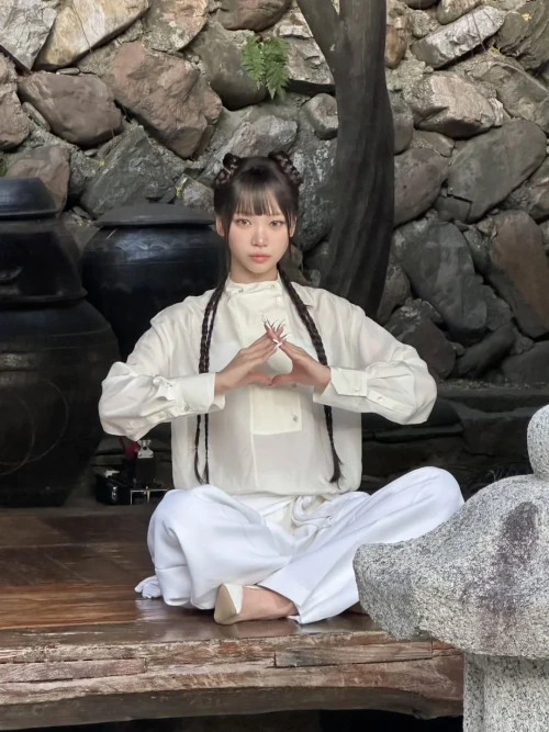 260524-kim-chaewon-instagram-update-v0-nklidqtbp03h1.webp