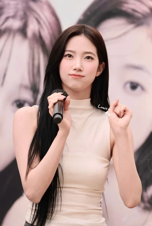 260525-kazuha-ktown4u-fansign-v0-7kklawtt9f3h1.webp