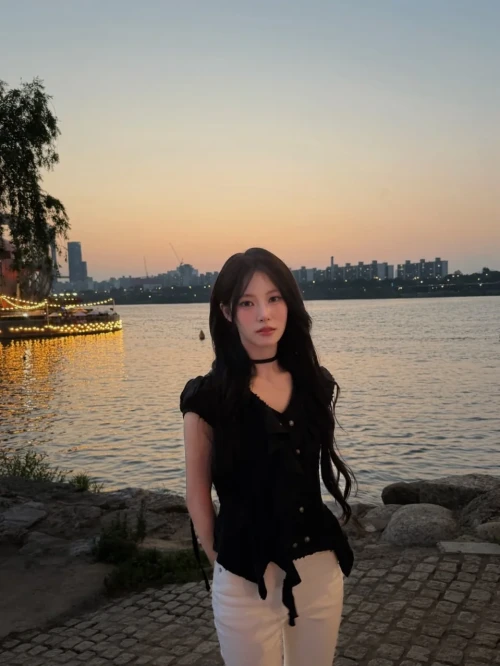260525-rescene-instagram-update-with-liv-the-han-river-is-v0-ybc1cxiozb3h1.webp