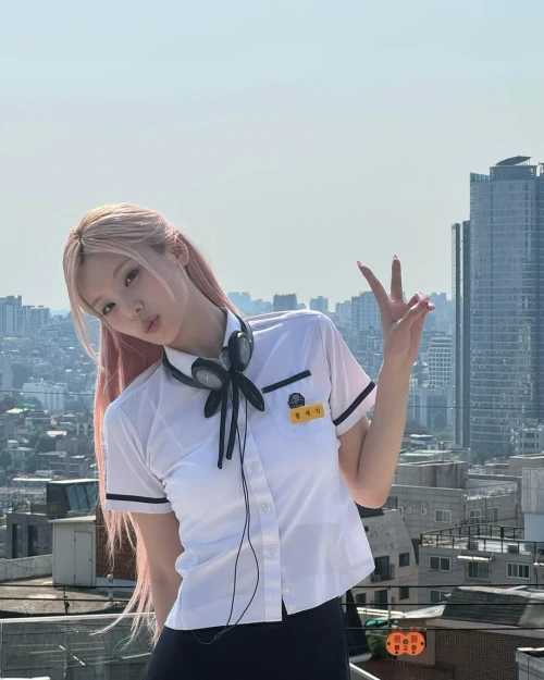 260525-yeji-instagram-update-with-itzy-v0-xtaz1uazx63h1.webp