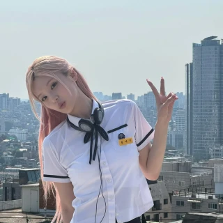 260525-yeji-instagram-update-with-itzy-v0-xtaz1uazx63h1
