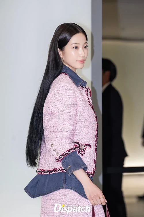 260526-kazuha-photocall-chanel-metiers-dart-2026-collection-v0-0w2eokuinf3h1.webp