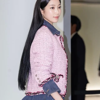 260526-kazuha-photocall-chanel-metiers-dart-2026-collection-v0-0w2eokuinf3h1