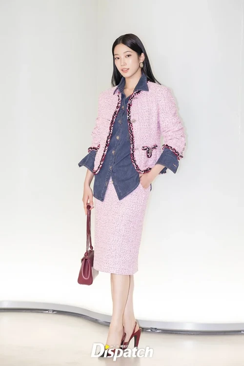 260526-kazuha-photocall-chanel-metiers-dart-2026-collection-v0-h63mh6jinf3h1.webp