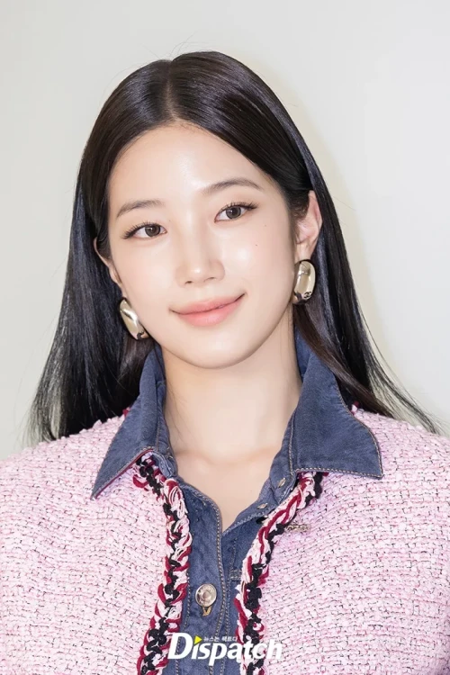 260526-kazuha-photocall-chanel-metiers-dart-2026-collection-v0-i4njcwjhnf3h1.webp