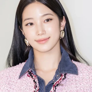 260526-kazuha-photocall-chanel-metiers-dart-2026-collection-v0-i4njcwjhnf3h1