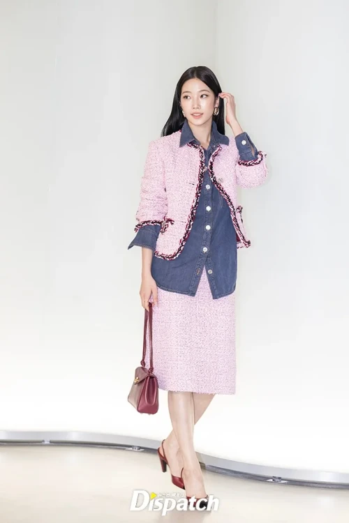 260526-kazuha-photocall-chanel-metiers-dart-2026-collection-v0-j7ajx09hnf3h1.webp