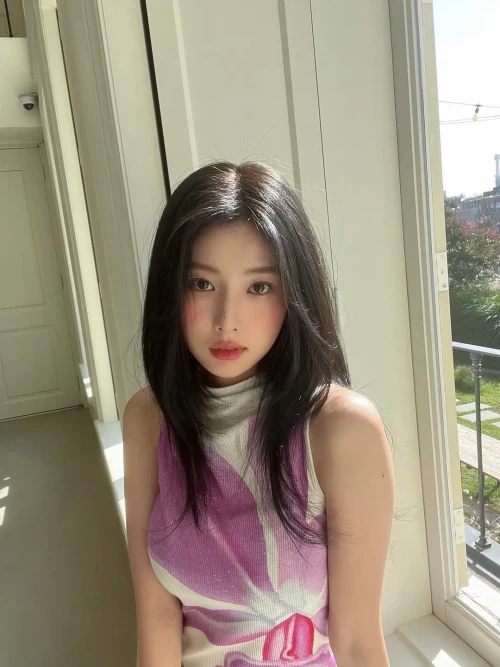 260526-hyewon-instagram-update-v0-ub91zfb29i3h1.webp