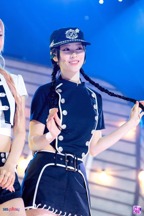 260526-itzy-motto-260524-sbs-inkigayo-stage-pics-v0-4o11mzd98g3h1.webp