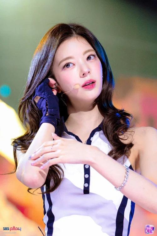260526-itzy-motto-260524-sbs-inkigayo-stage-pics-v0-7ap9mzd98g3h1.webp