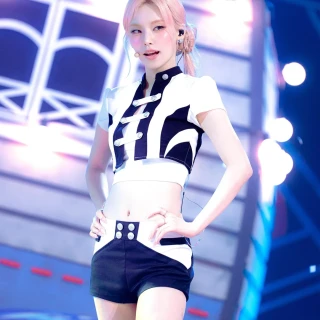 260526-itzy-motto-260524-sbs-inkigayo-stage-pics-v0-foa4uxd98g3h1