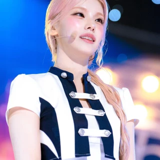 260526-itzy-motto-260524-sbs-inkigayo-stage-pics-v0-xek2lxd98g3h1