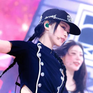 260526-itzy-motto-260524-sbs-inkigayo-stage-pics-v0-zghtizd98g3h1