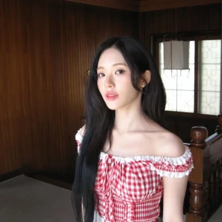 260526-jiwon-instagram-update-sweet-v0-ris27lqg3g3h1